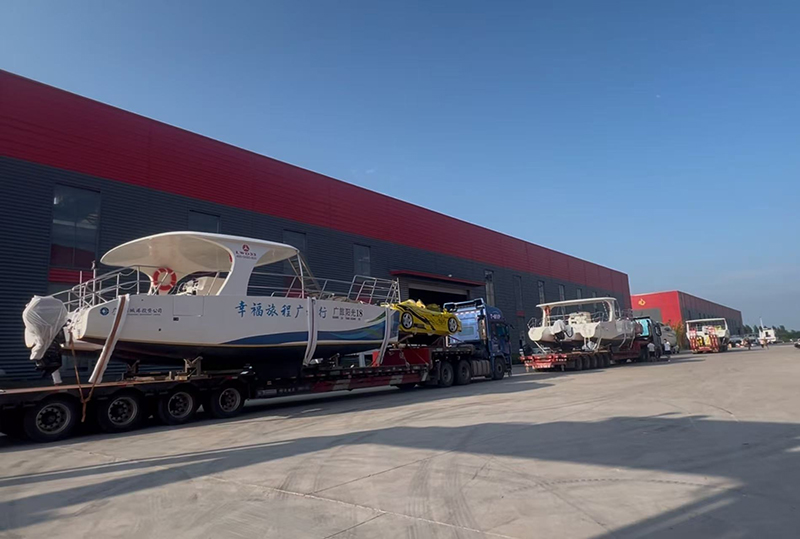 LAWADA Mengirimkan Tiga Katamaran, Dua Mobil Olahraga Air, dan Dua Jet Ski untuk Tempat Pemandangan