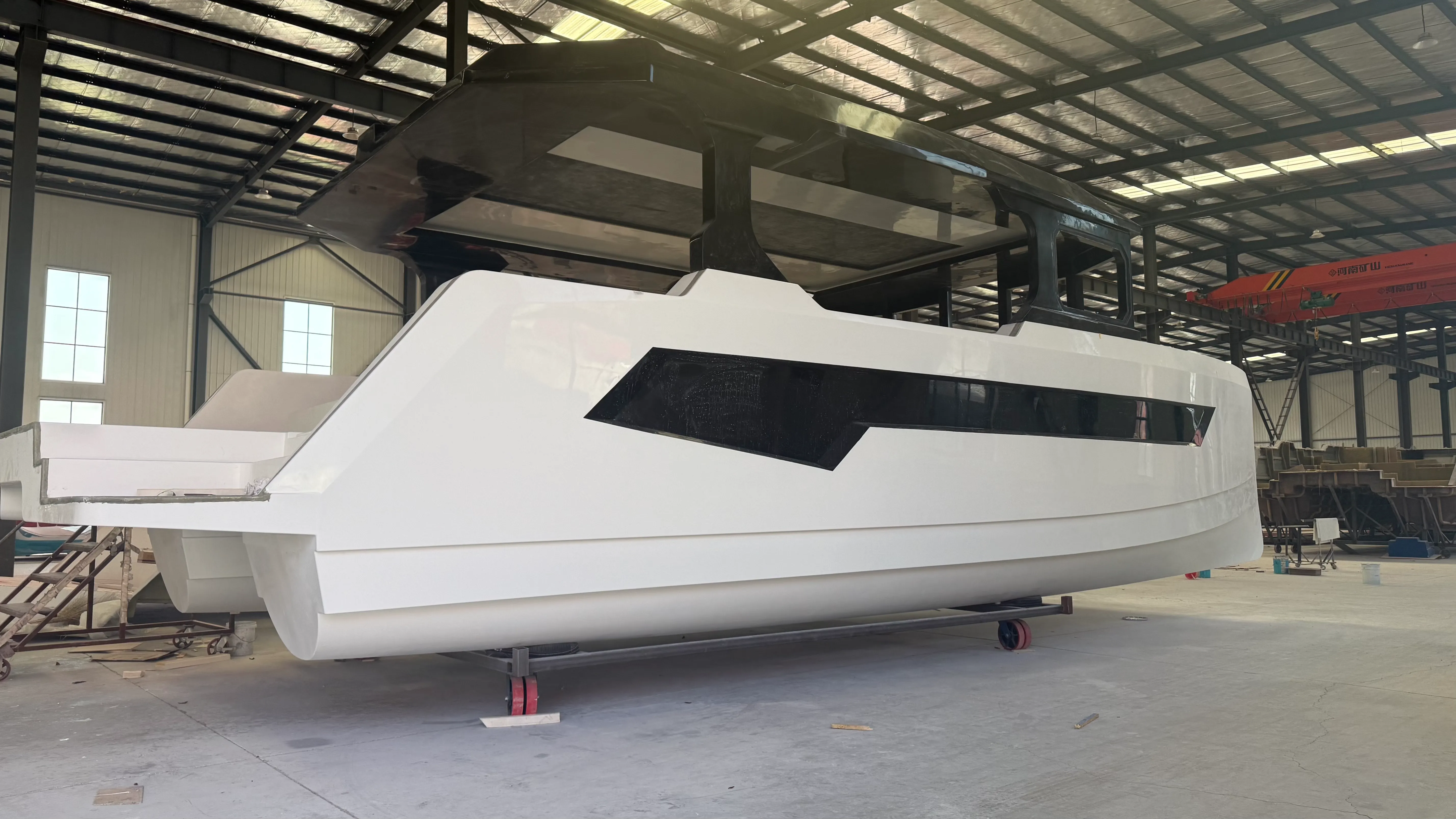 Bagaimana Lambung Kapal Fiberglass Diproduksi
